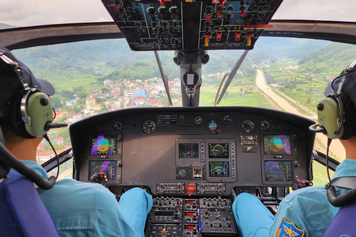 Tổ bay EC 155-B1 tiếp cận huyện Nguyên Bình, chuẩn bị hạ cánh.