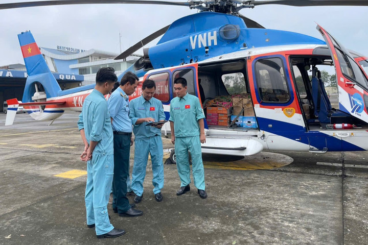 Thiếu tướng Kiều Đặng Hùng, Tư lệnh Binh đoàn 18, Chủ tịch kiêm Tổng giám đốc Tổng công ty Trực thăng Việt Nam giao nhiệm vụ cho tổ bay.