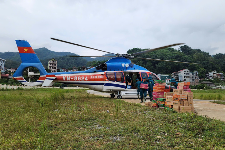 Cũng trong sáng 12/9, Tổ bay EC 155-B1 đã trở về Hà Nội để chuẩn bị sẵn sàng cho các chuyến bay cứu trợ tiếp theo.