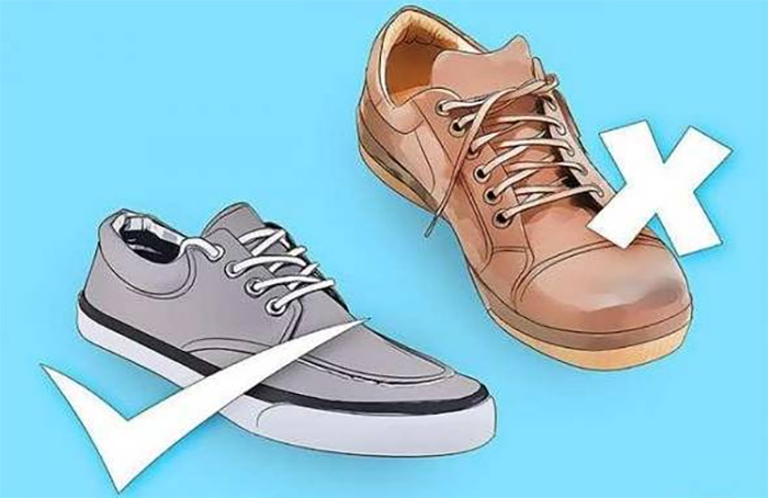 Cách làm khô giày nhanh bằng quạt phù hợp với giày thể thao, giày vải, giả da. (Ảnh: Sohu)