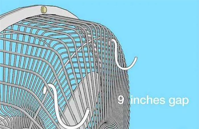 Uốn tròn hai đầu móc để có thể móc giày vào quạt. (Ảnh: Sohu)