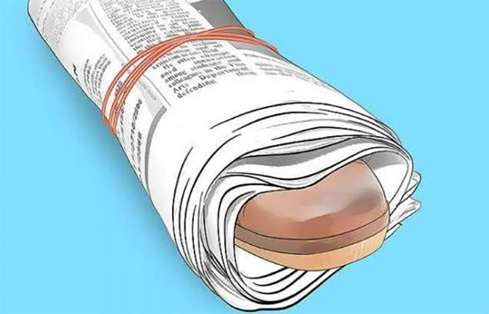Bọc giày với giấy báo ở bên ngoài. (Ảnh: Sohu)
