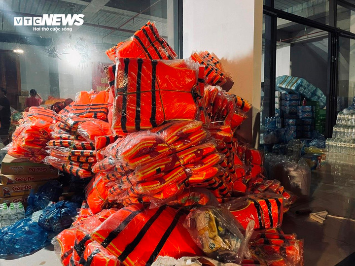 Hàng trăm chiếc áo phao cũng được người dân mọi miền Tổ quốc gửi tới vùng bị ảnh hưởng bởi bão lũ.