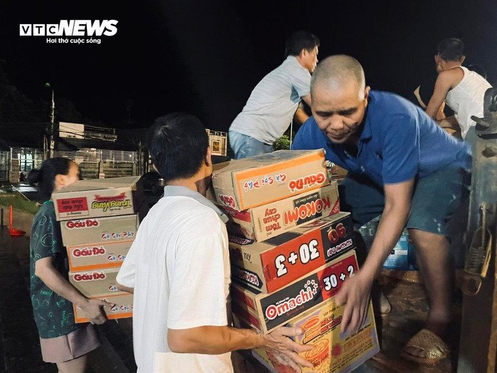 Do đường vào các khu vực sạt lở tiềm ẩn nhiều rủi ro, nguy cơ mất an toàn, vì thế lực lượng chức năng huyện Bảo Yên khuyến cáo các đoàn cứu trợ tập hợp hàng hóa tại trung tâm huyện, sau đó lực lượng chức năng sẽ phân loại các nhu yếu phẩm theo nhu cầu của từng địa phương cần cứu trợ.