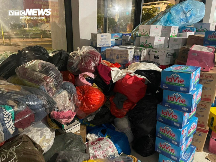 Các nhu yếu phẩm gồm quần áo, nước lọc, gạo, mỳ tôm và lương khô các loại...
