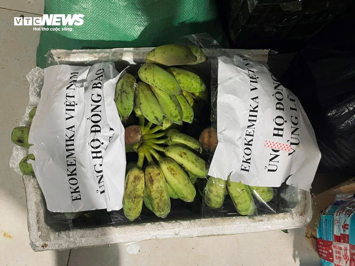 Lũ quét cả thôn Làng Nủ ở Lào Cai: Thức đêm phân phát đồ cứu trợ - 10