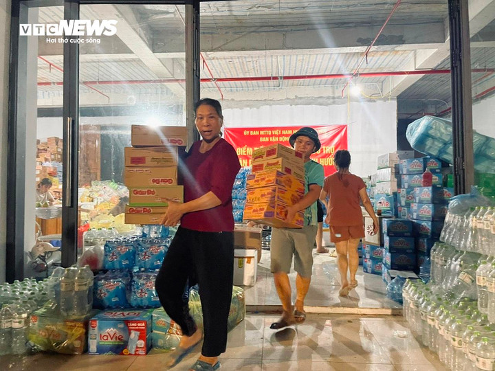 Theo những người dân tham gia Ban vận động, họ bắt đầu công việc tiếp nhận hàng hóa cứu trợ từ 6h sáng và sẽ phân loại, chuyển vào các địa điểm liên tục, xuyên đêm.