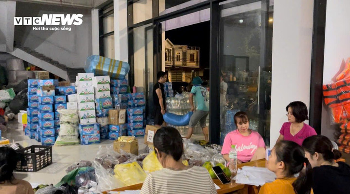 Do lượng hàng cứu trợ nhận được khá nhiều, để đảm bảo số hàng hóa này được sử dụng đúng mục đích và triệt để, các địa phương trong huyện sẽ lập danh sách các nhu yếu phẩm cần thiết, dựa theo nhu cầu thực tế để nhận hàng.