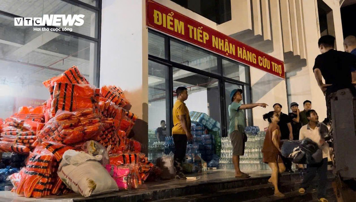 23h30 đêm 11/9, tại trung tâm huyện Bảo Yên, hàng chục người vẫn đang tiếp nhận, bốc dỡ, phân loại hàng hóa cứu trợ để nhanh chóng chuyển về các địa điểm bị mưa lũ, sạt lở.