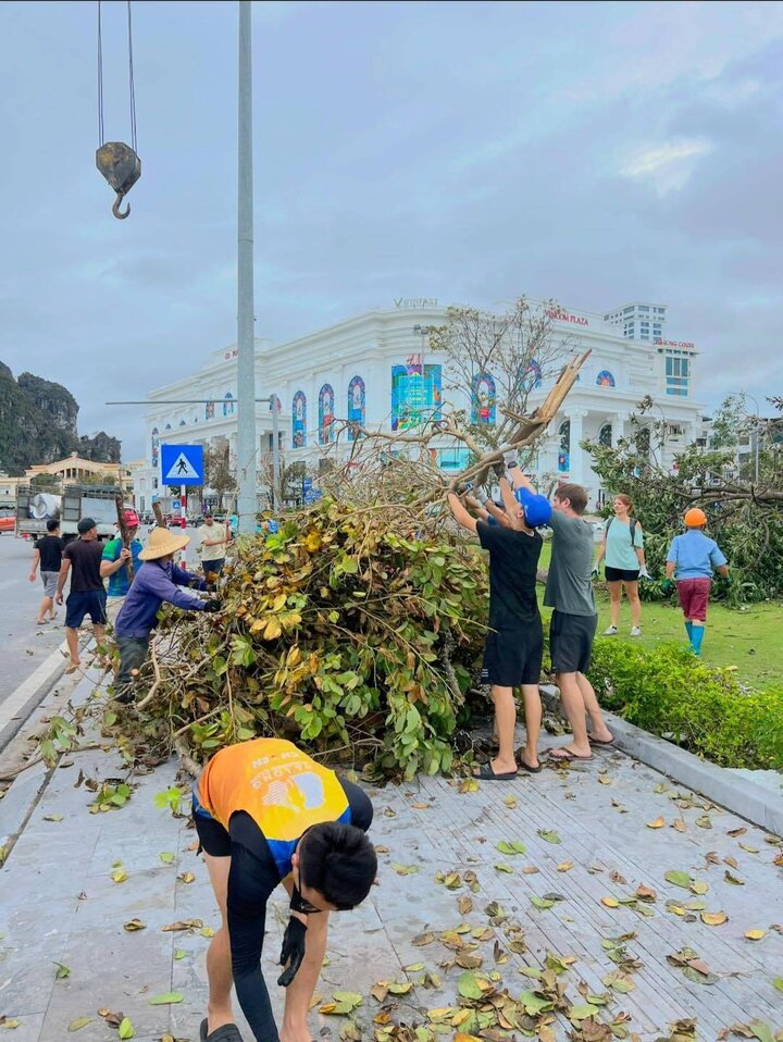 Những khách Tây xông xáo cứu trợ, tiếp tế người dân Việt trong vùng bão lũ - 13