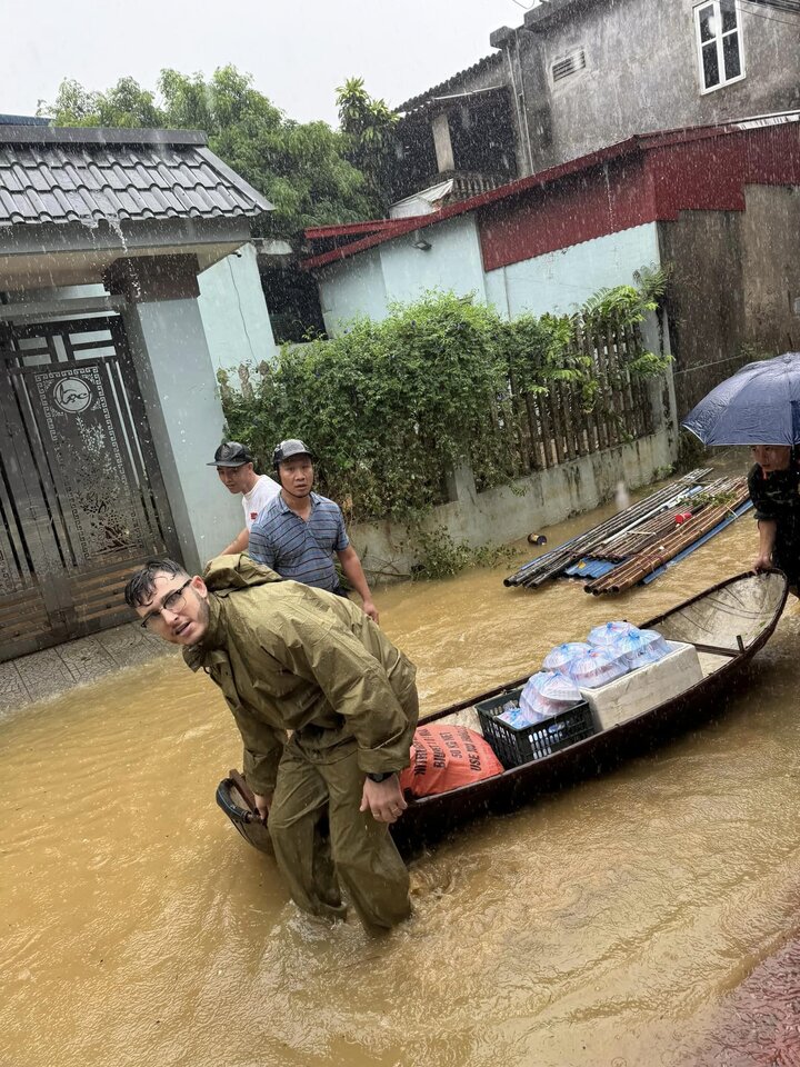 Những khách Tây xông xáo cứu trợ, tiếp tế người dân Việt trong vùng bão lũ - 2