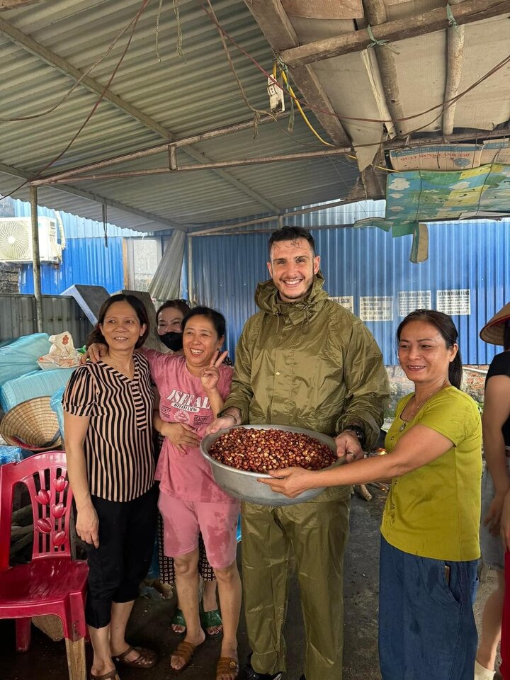 Những khách Tây xông xáo cứu trợ, tiếp tế người dân Việt trong vùng bão lũ - 3