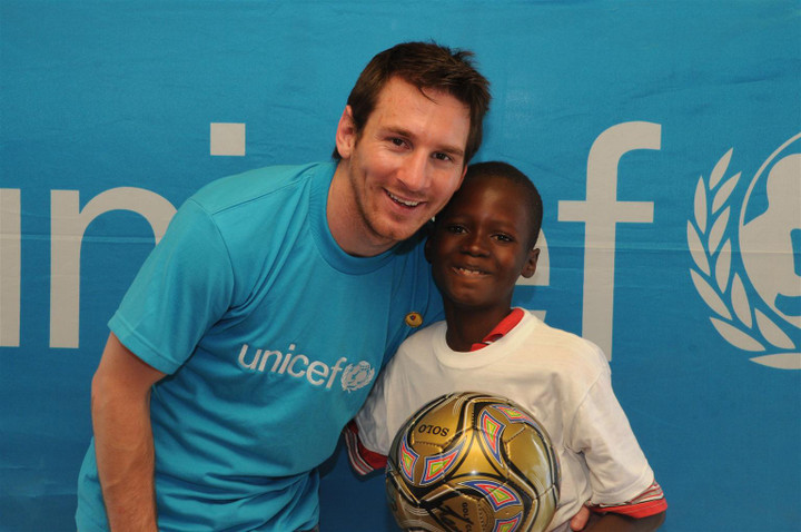 Messi tới thăm Haiti vào năm 2010