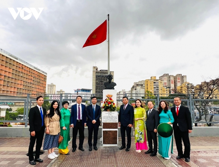 Đoàn Đài TNVN đã tới đặt lẵng hoa tại tượng Chủ tịch Hồ Chí Minh trên đại lộ Bolivar tại thủ đô Caracas của Venezuela.