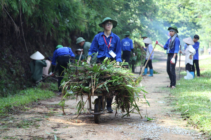 Sinh viên Đại học Bách Khoa Hà Nội tham gia làm sạch kênh mương, cải tạo cảnh quan môi trường tại xã Lang Quán, huyện Yên Sơn, tỉnh Tuyên Quang.