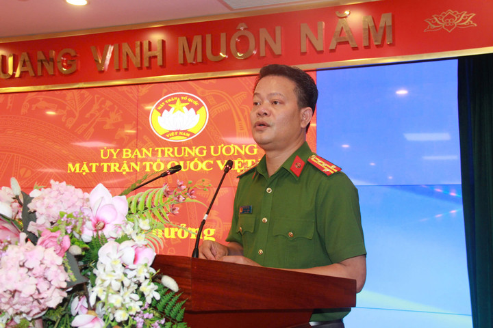 Đại tá Vũ Văn Tấn phát biểu tại buổi ra mắt tiện ích.