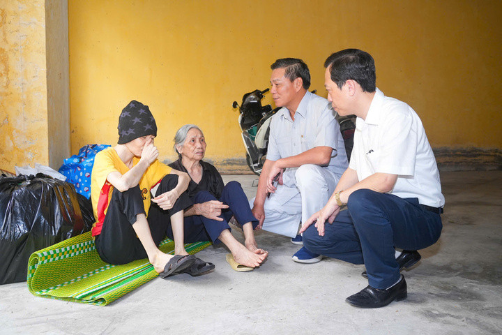 Chủ tịch UBND TP Hải Phòng Nguyễn Văn Tùng chủ trì kiểm tra thực địa tại chung cư 5 tầng phường Kênh Dương, quận Lê Chân.