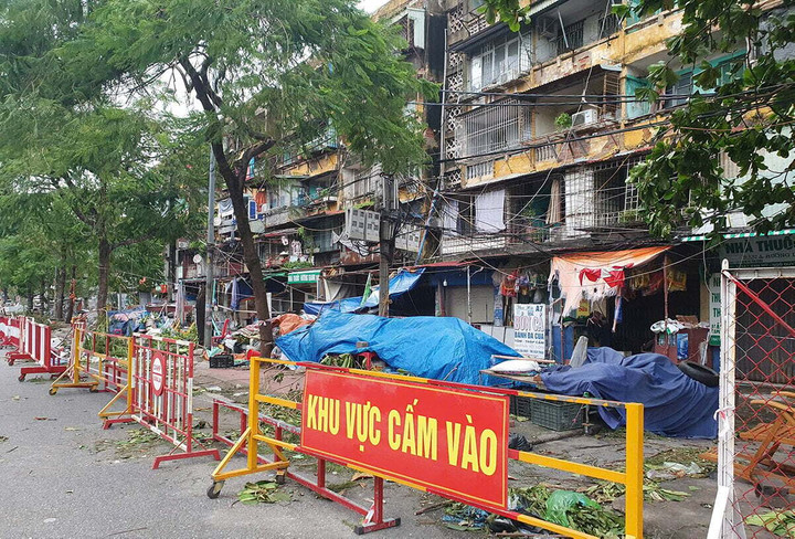 Chính quyền địa phương dựng rào chắn, biển cảnh báo và bố trí lực lượng không cho người dân ra vào tòa nhà A7 ở khu chung cư Vạn Mỹ để bảo đảm an toàn sau bão số 3.