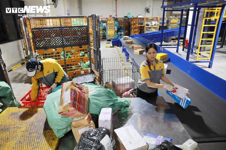 Bộ TT&TT sẽ tiếp tục phối hợp với Bộ Công Thương trao đổi, làm việc với các sàn thương mại điện tử về sử dụng dịch vụ bưu chính chuyển phát của các sàn thương mại điện tử. (Ảnh: Chí Hiếu)