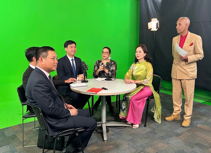 Phó Tổng giám đốc VOV Ngô Minh Hiển (ngồi giữa) trong buổi làm việc tại Trường Truyền thông quốc tế (LAUICOM).
