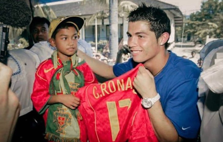 Ronaldo và cậu bé Martunis (Indonesia)