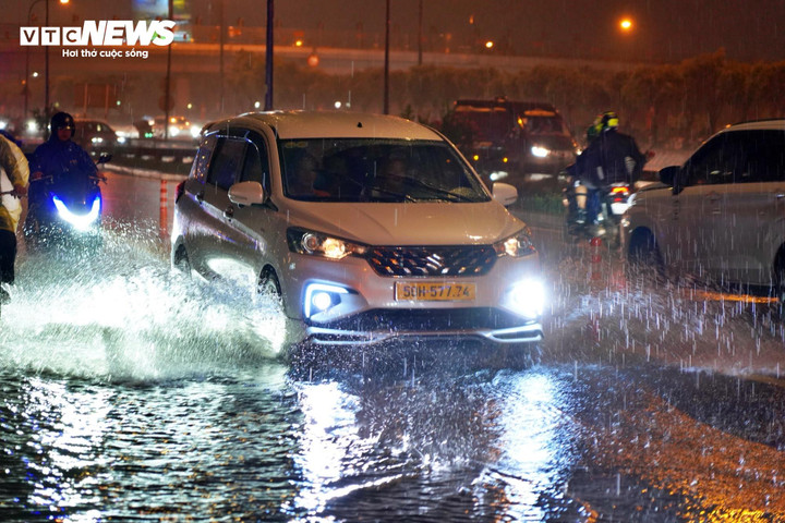 Thời tiết TP.HCM hôm nay 13/9, có mưa dông, cảnh báo ngập úng ở vùng trũng thấp.