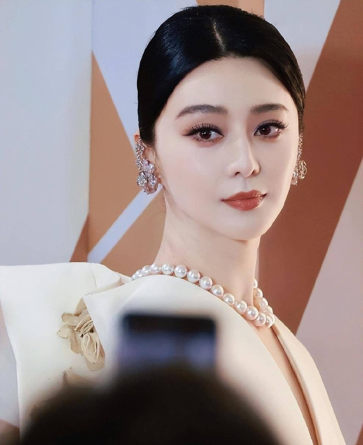 Dù bị “cấm sóng”, mọi hoạt động của Phạm Băng Băng đều nhận được sự quan tâm của cư dân mạng.