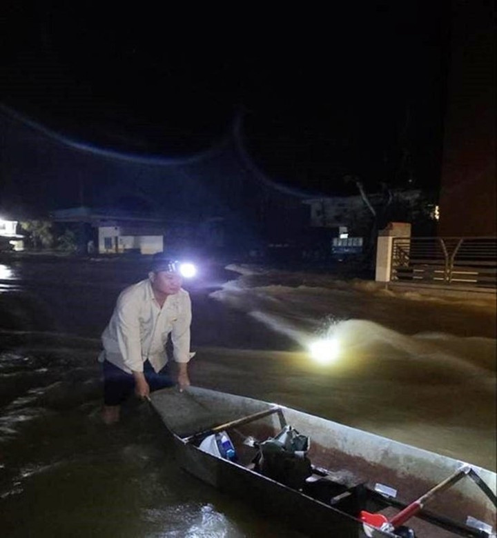 Tinh thần quả cảm cứu người của cán bộ MobiFone giữa đêm mưa lũ - 1