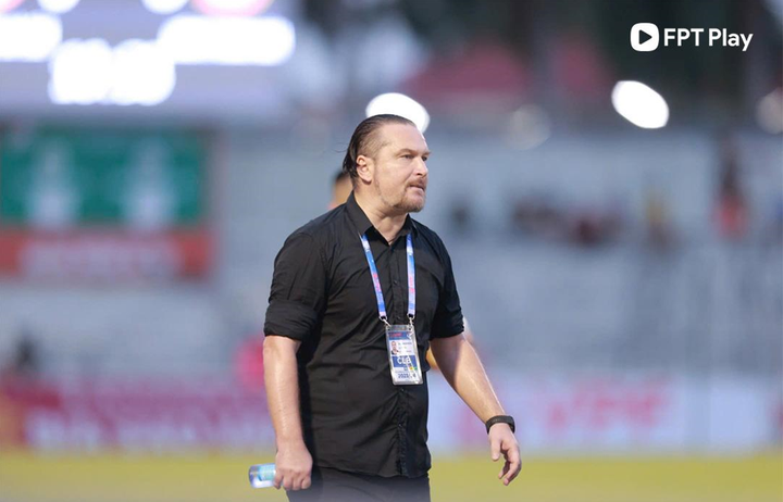 HLV Velizar Popov mang lại những dấu ấn, bản sắc và cá tính riêng tại V.League. (Ảnh: VPF)