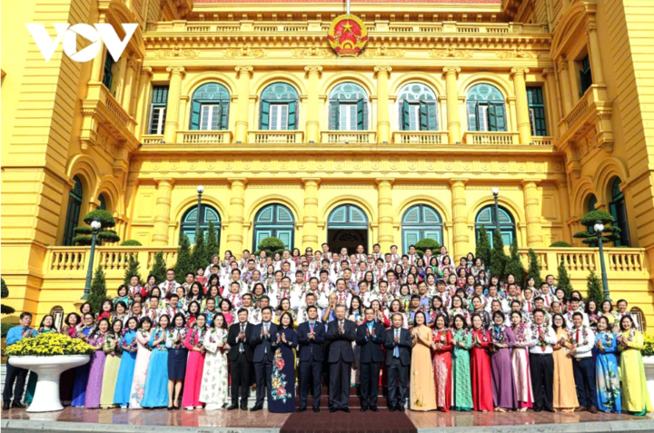 Tổng Bí thư, Chủ tịch nước Tô Lâm chụp ảnh lưu niệm cùng các đại biểu tham dự Lễ tuyên dương.