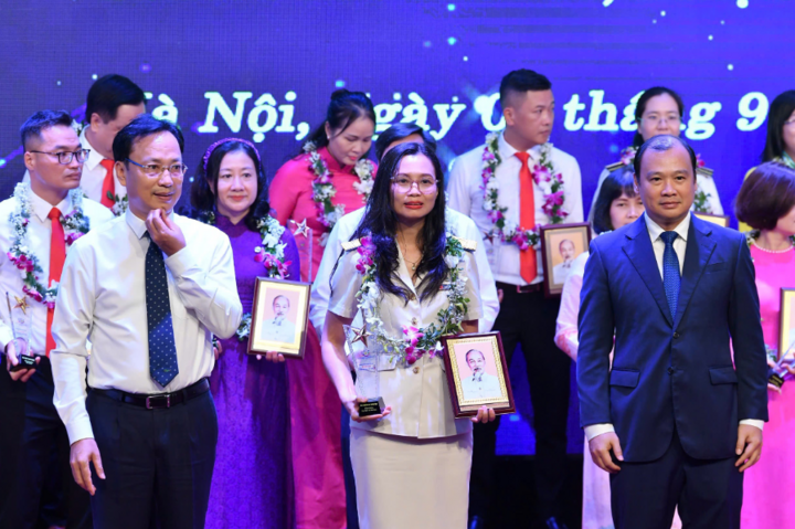 Chủ tịch Công đoàn cơ sở Cục Thuế tỉnh Hòa Bình Nguyễn Thị Hương Nga được tuyên dương “Tham mưu giỏi, phục vụ tốt”.