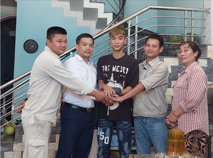 Phó đài viễn thông Thái Nguyên, anh Duy Khánh và anh Đức Khởi thăm hỏi, động viên người dân gặp nạn đêm ngày 10/9.