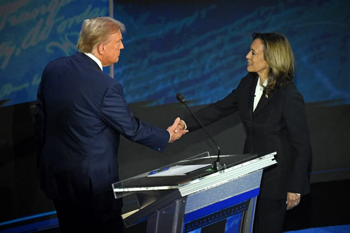 Donald Trump និង Kamala Harris ចាប់ដៃគ្នាមុនពេលចាប់ផ្តើមការជជែកដេញដោលនៅថ្ងៃទី 10 ខែកញ្ញា។ (រូបថត: News24)