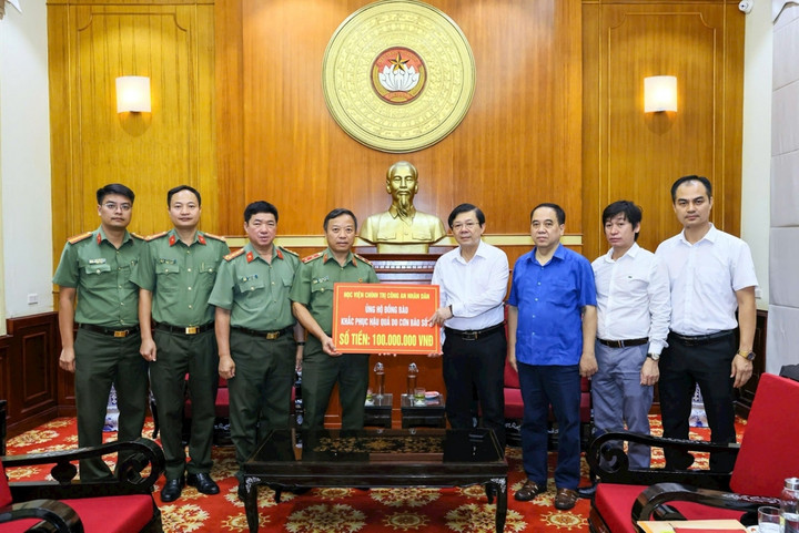 Phó Chủ tịch Nguyễn Hữu Dũng tiếp nhận ủng hộ từ Học viện Chính trị Công an Nhân dân - Ảnh: Báo Đại Đoàn kết