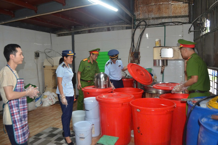 Phòng Cảnh sát Kinh tế Công an tỉnh Nghệ An chủ trì, phối hợp với Cục Quản lý thị trường kiểm tra cơ sở sản xuất bánh trung thu tại thành phố Vinh