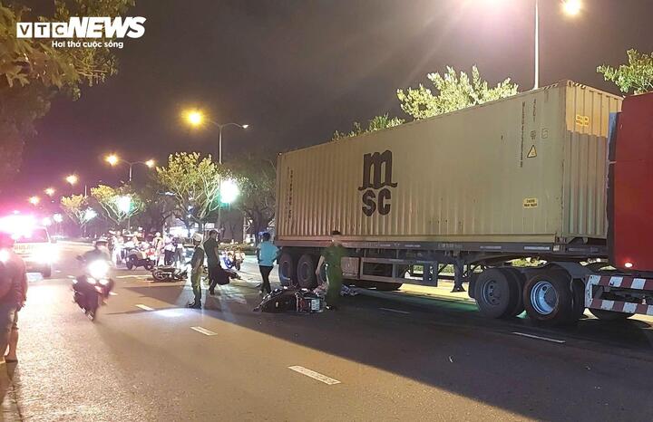 Lực lượng công an phong tỏa, khám nghiệm hiện trường vụ tai nạn.