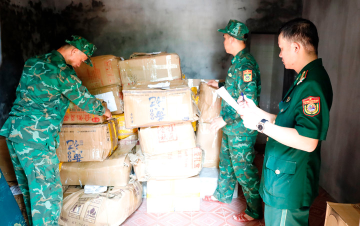 Lực lượng chức năng bắt giữ xe ô tô chở 7.000 chiếc bánh trung thu tại khu vực biên giới TP Móng Cái (Quảng Ninh) không gõ nguồn gốc xuất xứ.