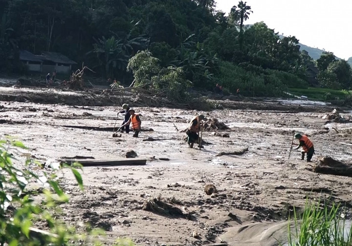 Nỗ lực tìm kiếm các nạn nhân dưới lớp bùn dày