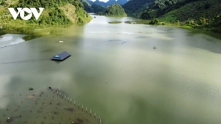 Thung lũng Nà Ka ở Mộc Châu (Sơn La) ngập sâu trong nước suốt 1 tuần nay.