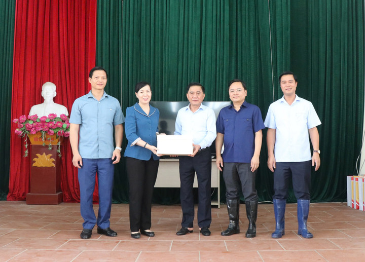 Chủ nhiệm UBKT Trung ương Trần Cẩm Tú trao 3,2 tỷ đồng hỗ trợ tỉnh Bắc Ninh khắc phục thiệt hại do bão số 3 gây ra.