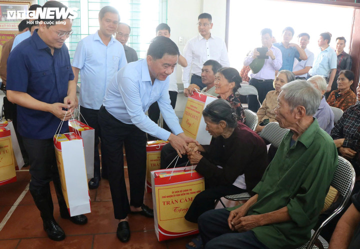 Chủ nhiệm UBKT Trung ương Trần Cẩm Tú và lãnh đạo tỉnh Bắc Ninh thăm hỏi, động viên và trao 100 suất quà cho các hộ dân bị ảnh hưởng bởi cơn bão số 3 tại xã Cao Đức.