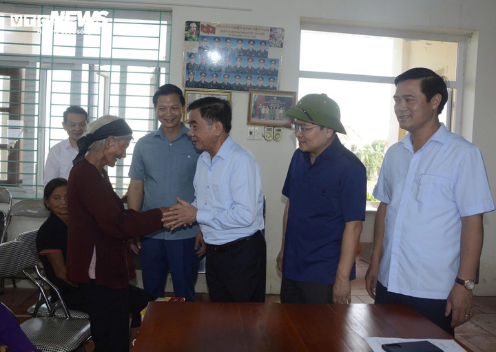 Chủ nhiệm UBKT Trung ương Trần Cẩm Tú và lãnh đạo tỉnh Bắc Ninh thăm hỏi, động viên người dân xã Cao Đức.