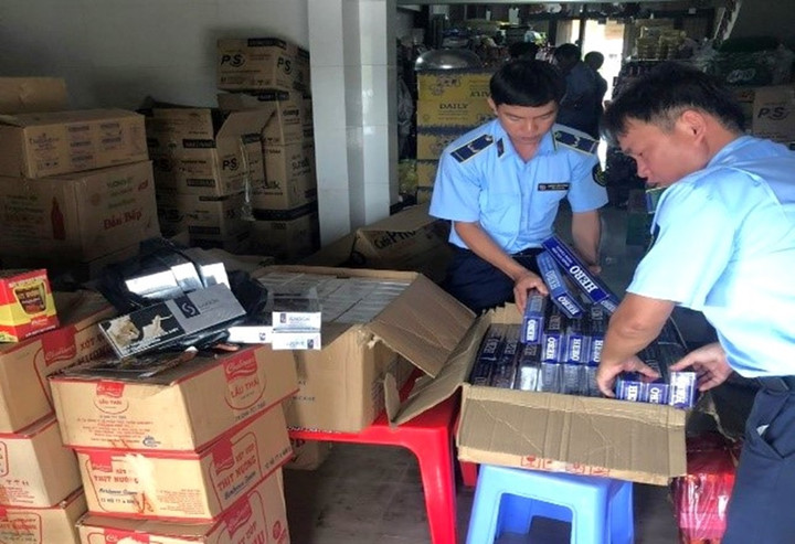 Lực lượng QLTT kiểm tra hàng hóa tại cửa hàng ở xã Sơn Kiên