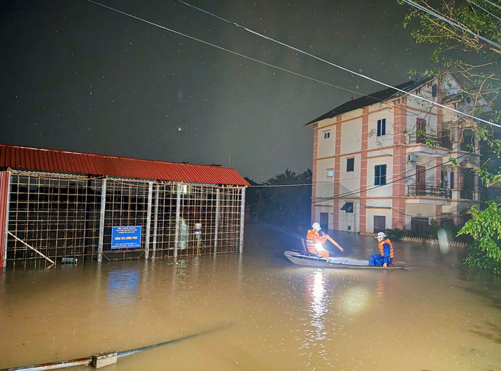 Tại xóm Mom, thôn Lương Phúc, nước ngập sâu khiến công tác đảm bảo điện trở nên khó khăn.