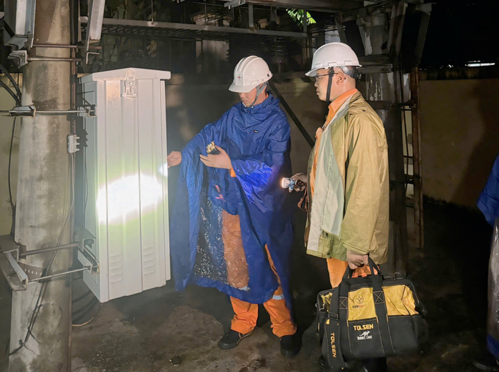 Công nhân EVNHANOI kiểm tra trạm điện Lương Phúc 1 tại Xóm Hồ Sen, thôn Lương Phúc.