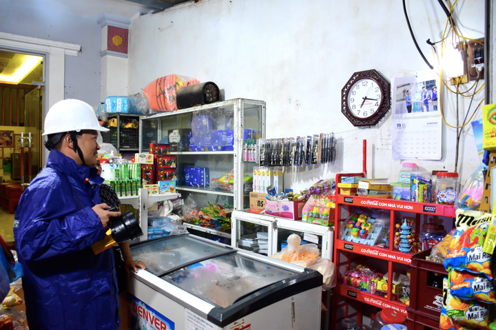 Công nhân EVNHANOI kiểm tra hệ thống điện và tuyên truyền an toàn sử dụng điện mùa mưa bão tại hộ dân xóm Hồ Sen, thôn Lương Phúc.