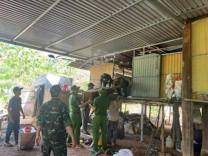 Lực lượng chức năng đang khẩn trương di dời người dân đến nơi an toàn.