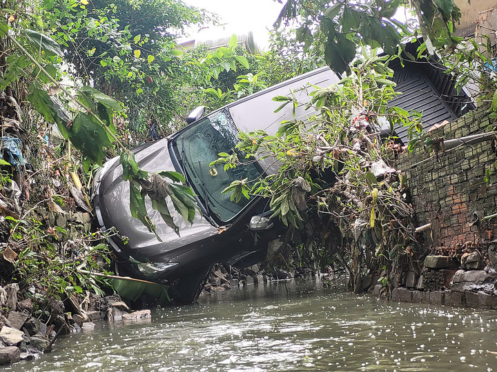 Chiếc xe bị cuốn trôi khoảng 200m rồi lật xuống mương nước.
