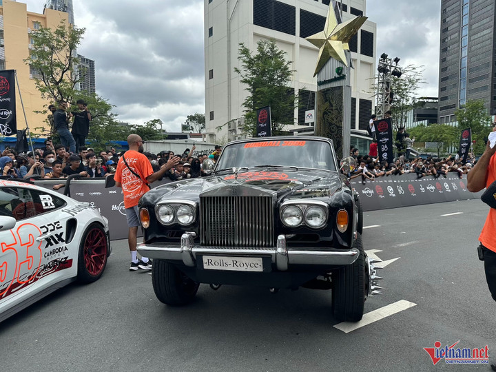 Phần đầu xe vẫn được giữ lại thiết kế đặc trưng của xe Rolls-Royce. (Ảnh: Chí Tâm)