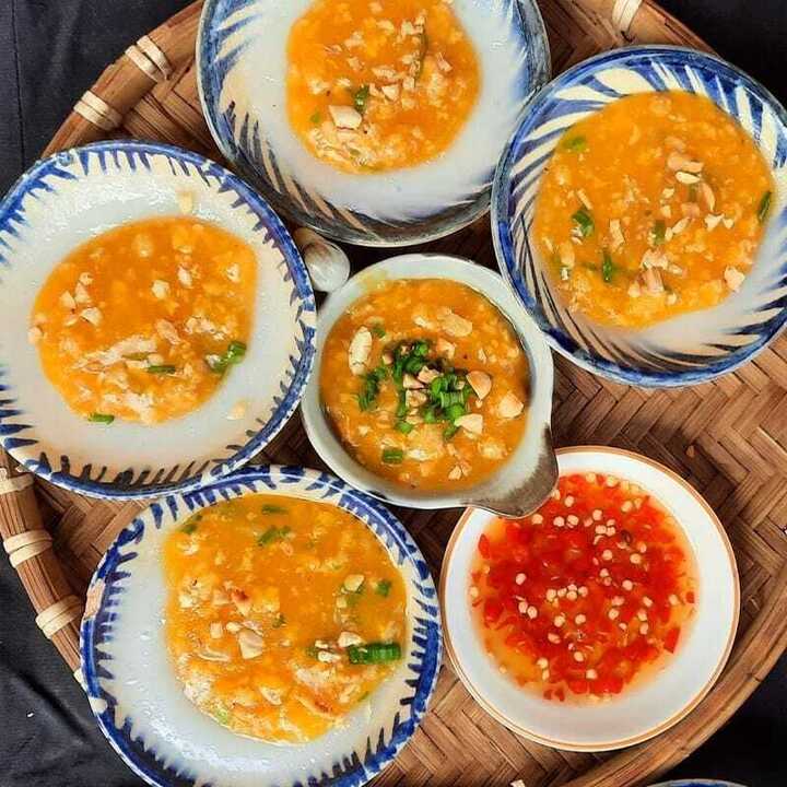 Bánh bèo chén với sốt sánh mịn và chén mắm ớt đặc trưng của quán Cô Hoa Bình Định. (Ảnh: FB quán)
